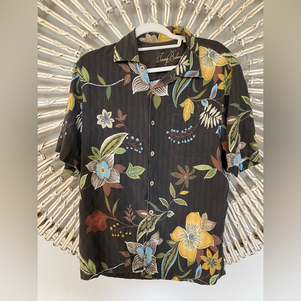 Men’s Tommy Bahama, size medium, excellent condition.